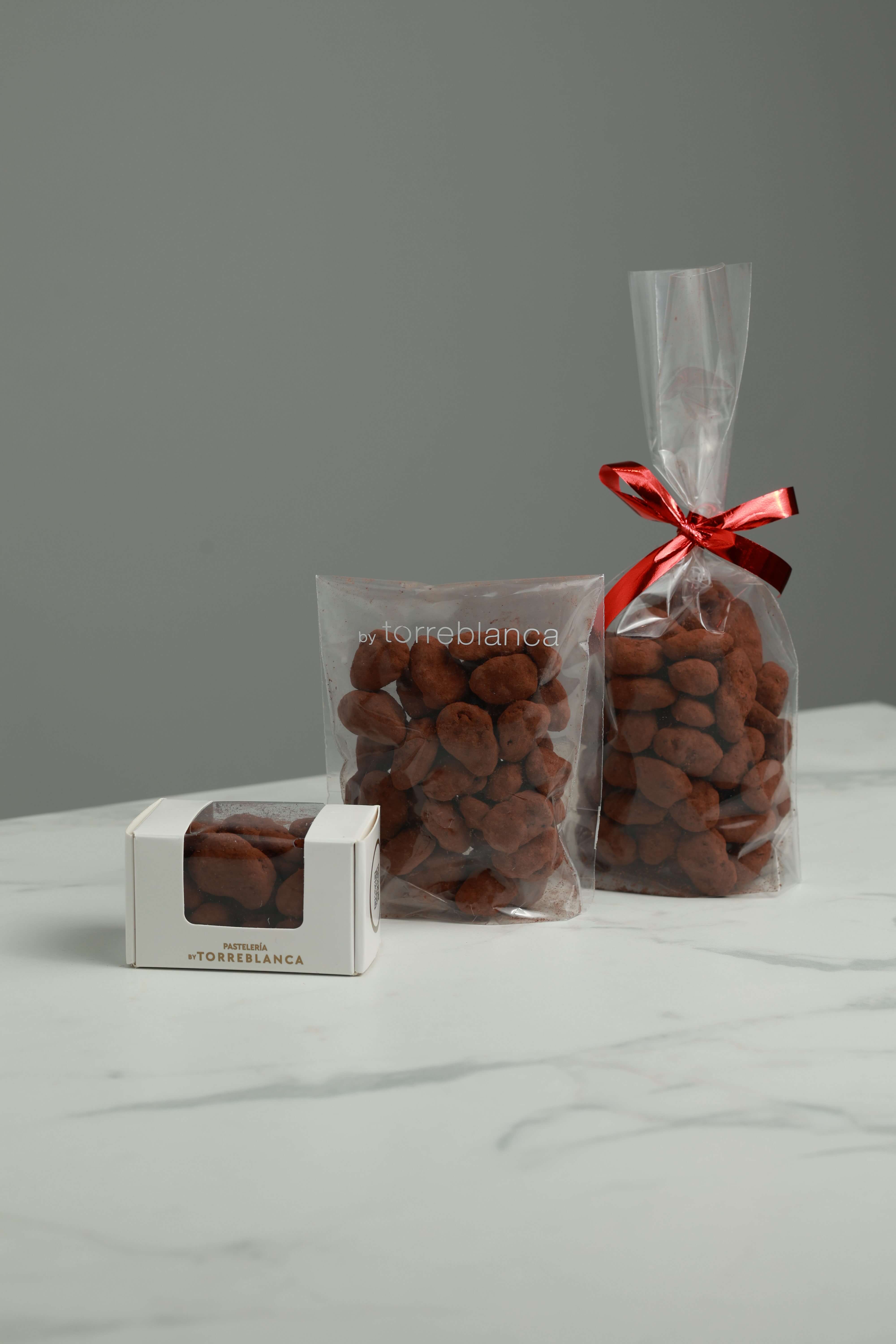 PIEDRAS DE ALMENDRA CON CHOCOLATE, CARAMELO Y CACAO EN POLVO