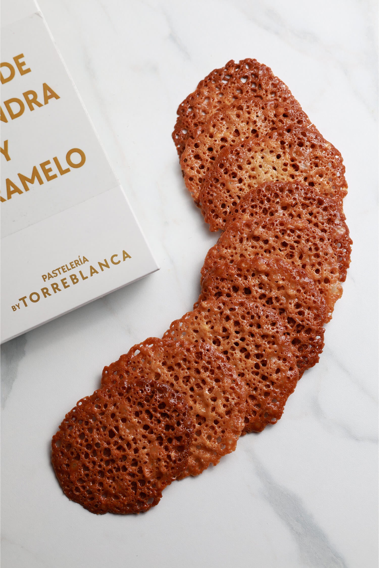 TEJAS DE ALMENDRA Y CARAMELO
